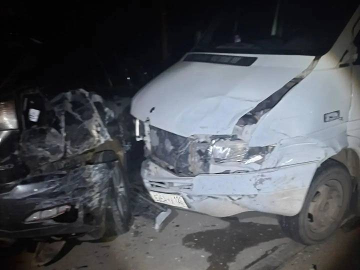 На фотографии два автомобиля, столкнувшихся друг с другом. Один белый фургон, другой тёмный автомобиль. Видны значительные повреждения передней части машин. Фотография предоставлена автором статьи..