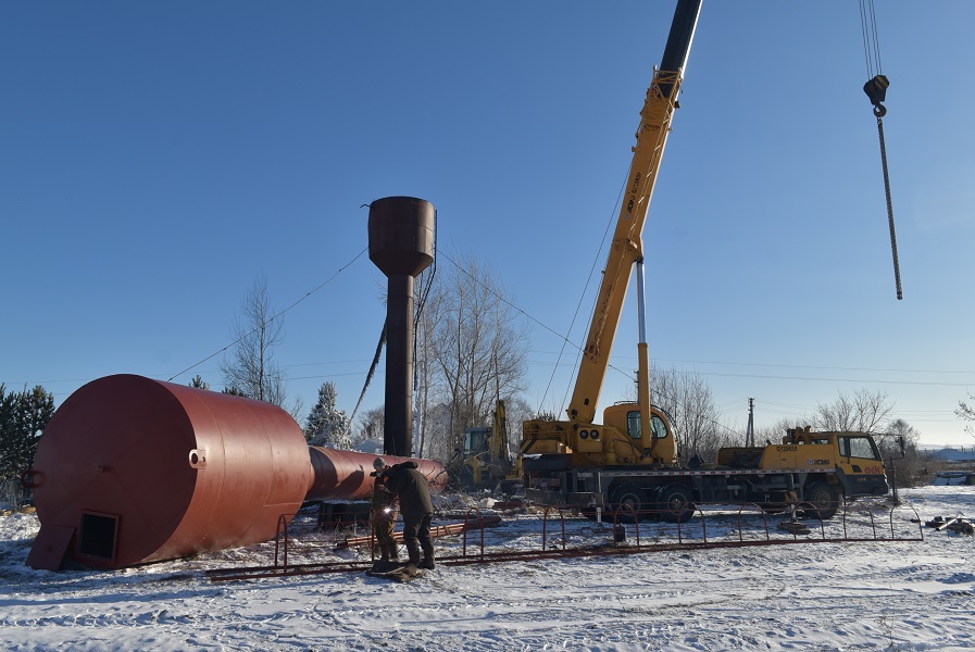 Проводится монтаж новой водонапорной башни в селе Россоши Алтайского района.
